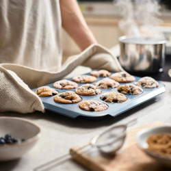 Joseph Joseph Nest™ Bake Moule à muffins antiadhésif, pour 12 muffins, bleu (45072)